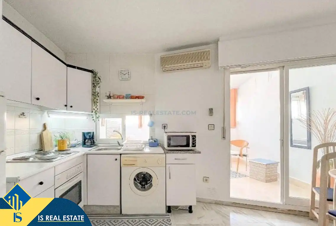 Cuina de Apartament de lloguer en Torrevieja amb Aire condicionat, Calefacció i Terrassa