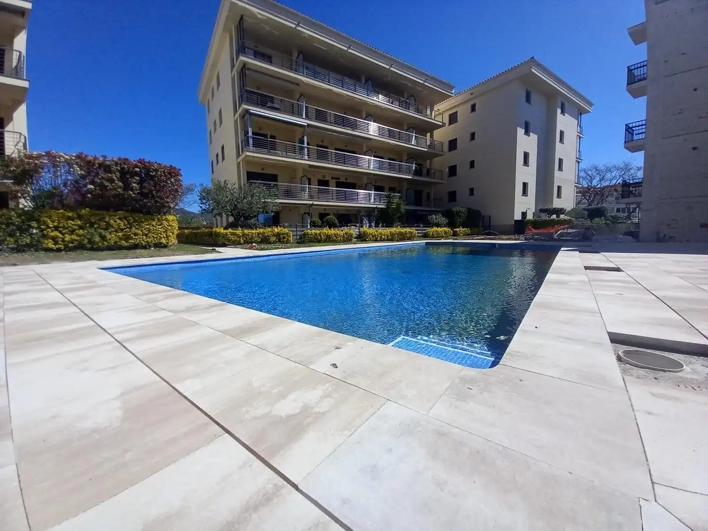 Piscina de Apartament en venda en Roses amb Aire condicionat, Calefacció i Terrassa