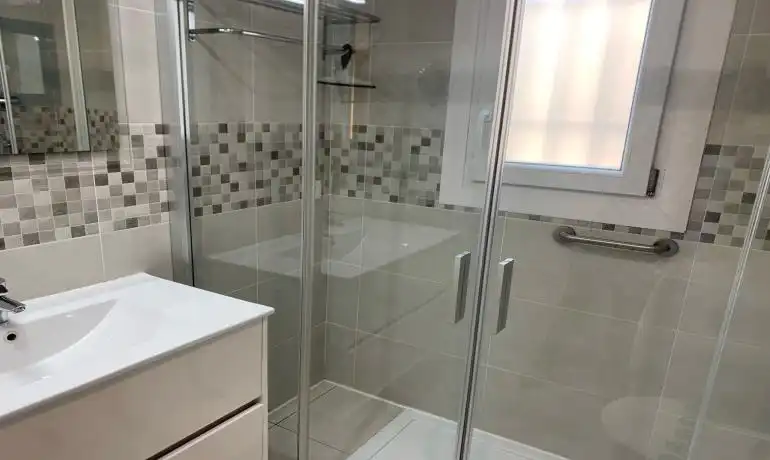 Badezimmer von Wohnungen zum Verkauf in Roses mit Klimaanlage, Heizung und Terrasse