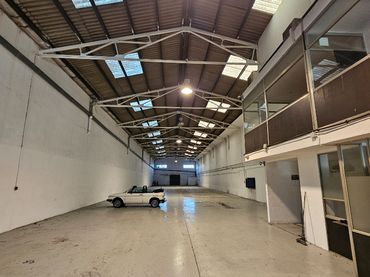 Nau industrial de lloguer a Carrer Xops
