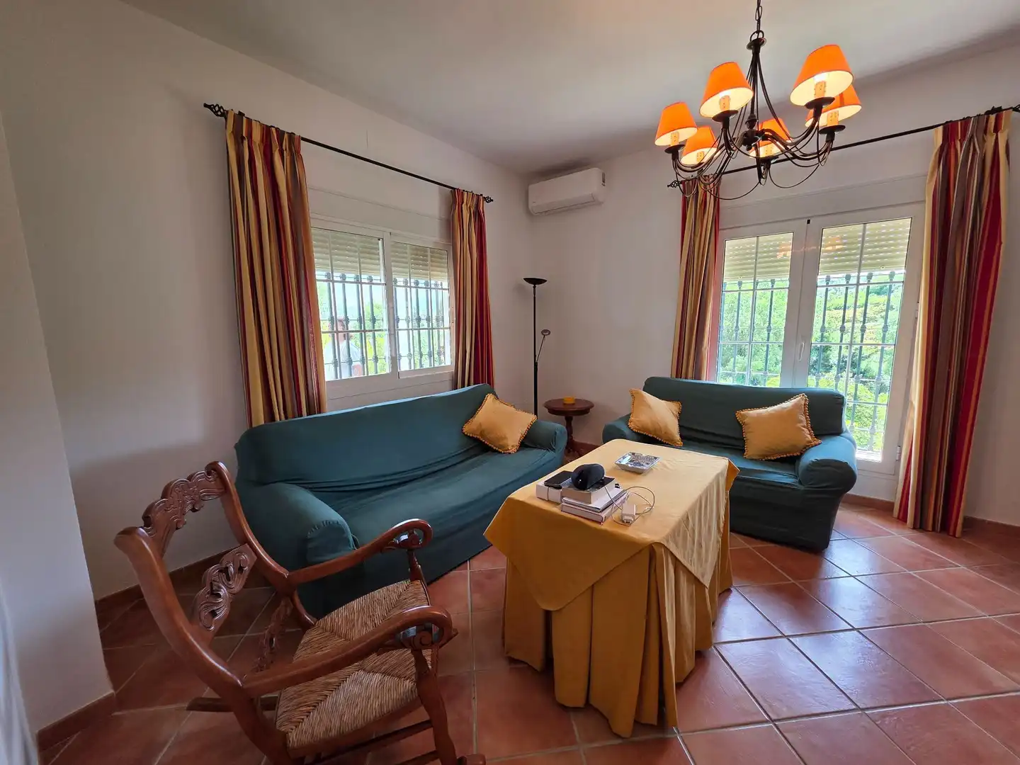 Sala de estar de Casa o chalet en venta en Alhaurín El Grande con Aire acondicionado, Calefacción y Jardín privado