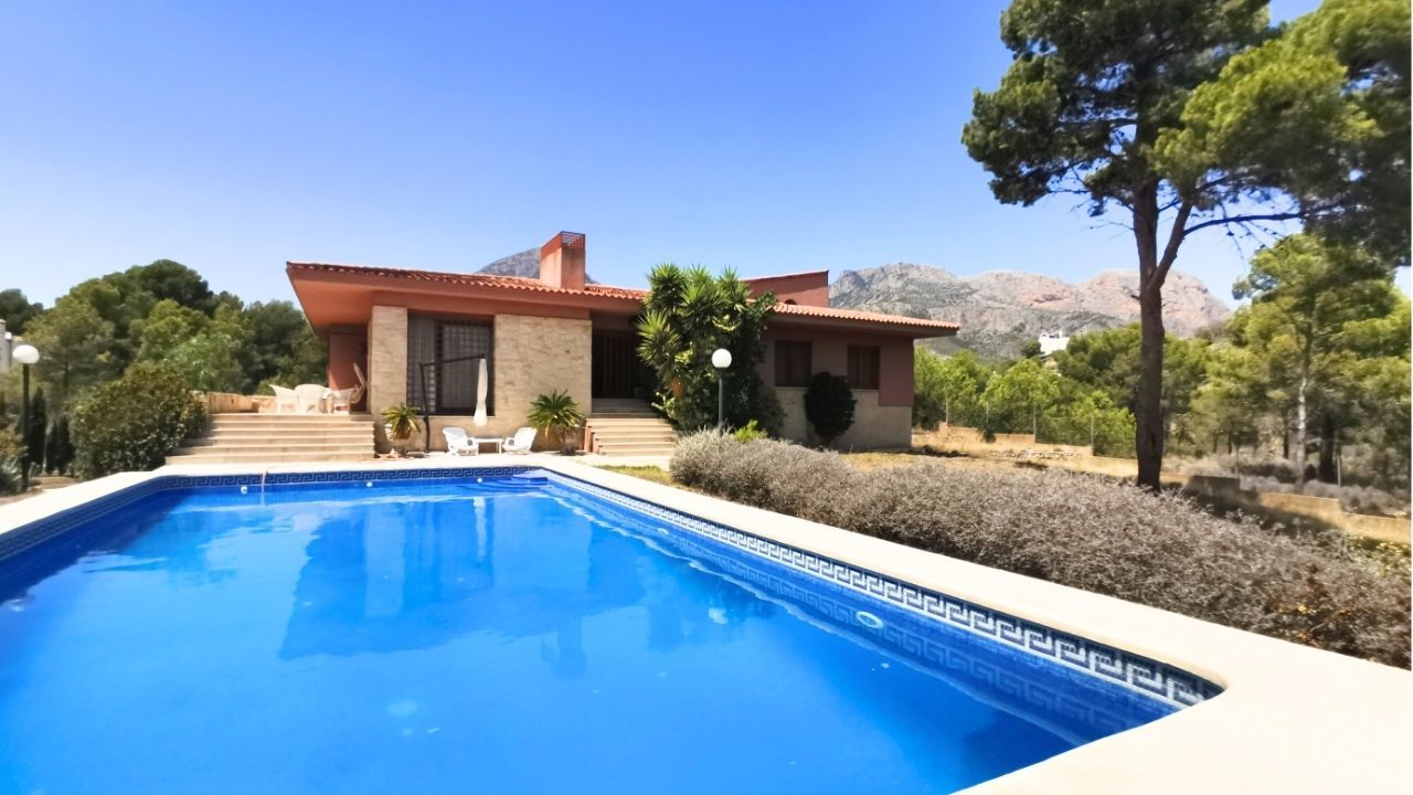 Vista exterior de Casa o chalet en venta en La Nucia con Calefacción, Jardín privado y Terraza