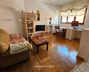 Sala d'estar de Apartament en venda en Salamanca Capital amb Calefacció, Traster i Moblat