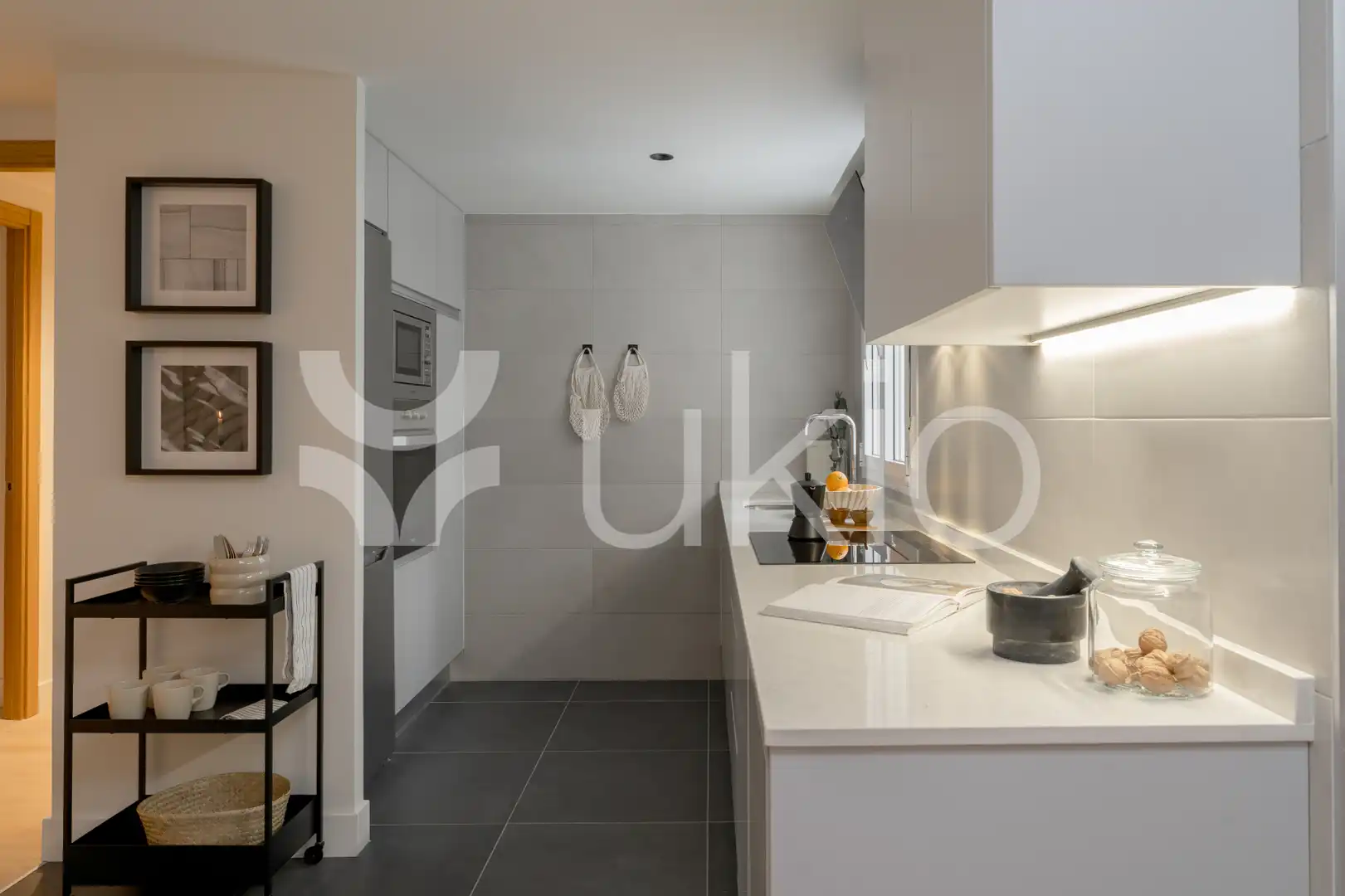 Cuina de Apartament de lloguer en Madrid amb Aire condicionat, Calefacció i Moblat