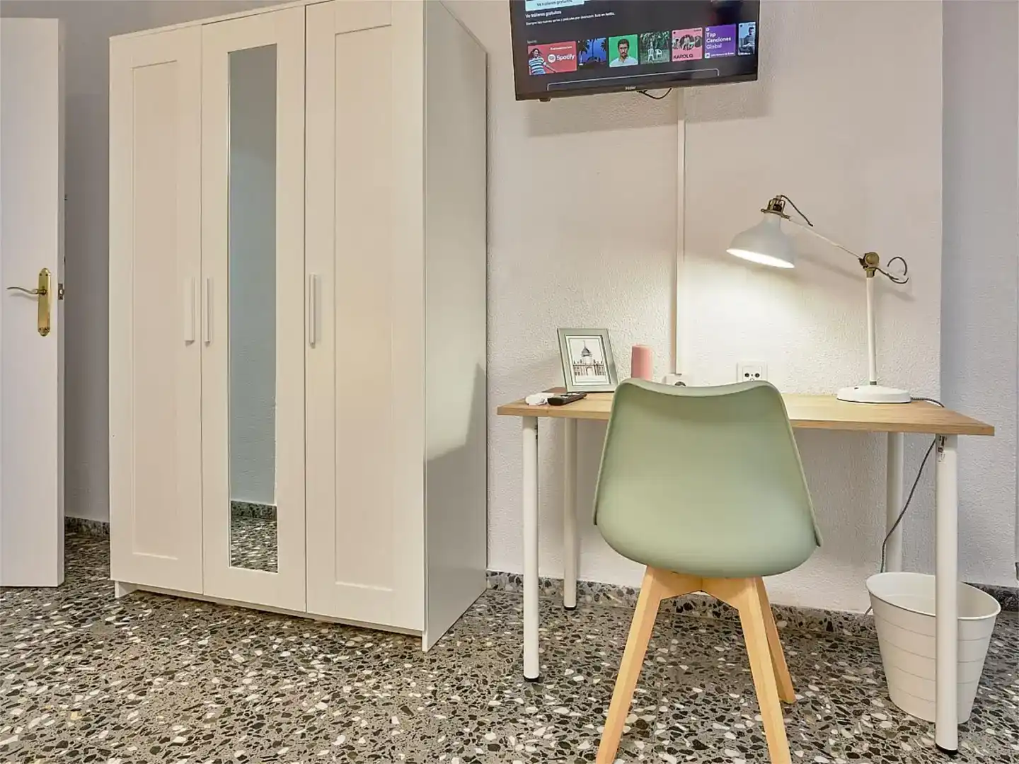 Bedroom of Flat for share in Casco Urbano