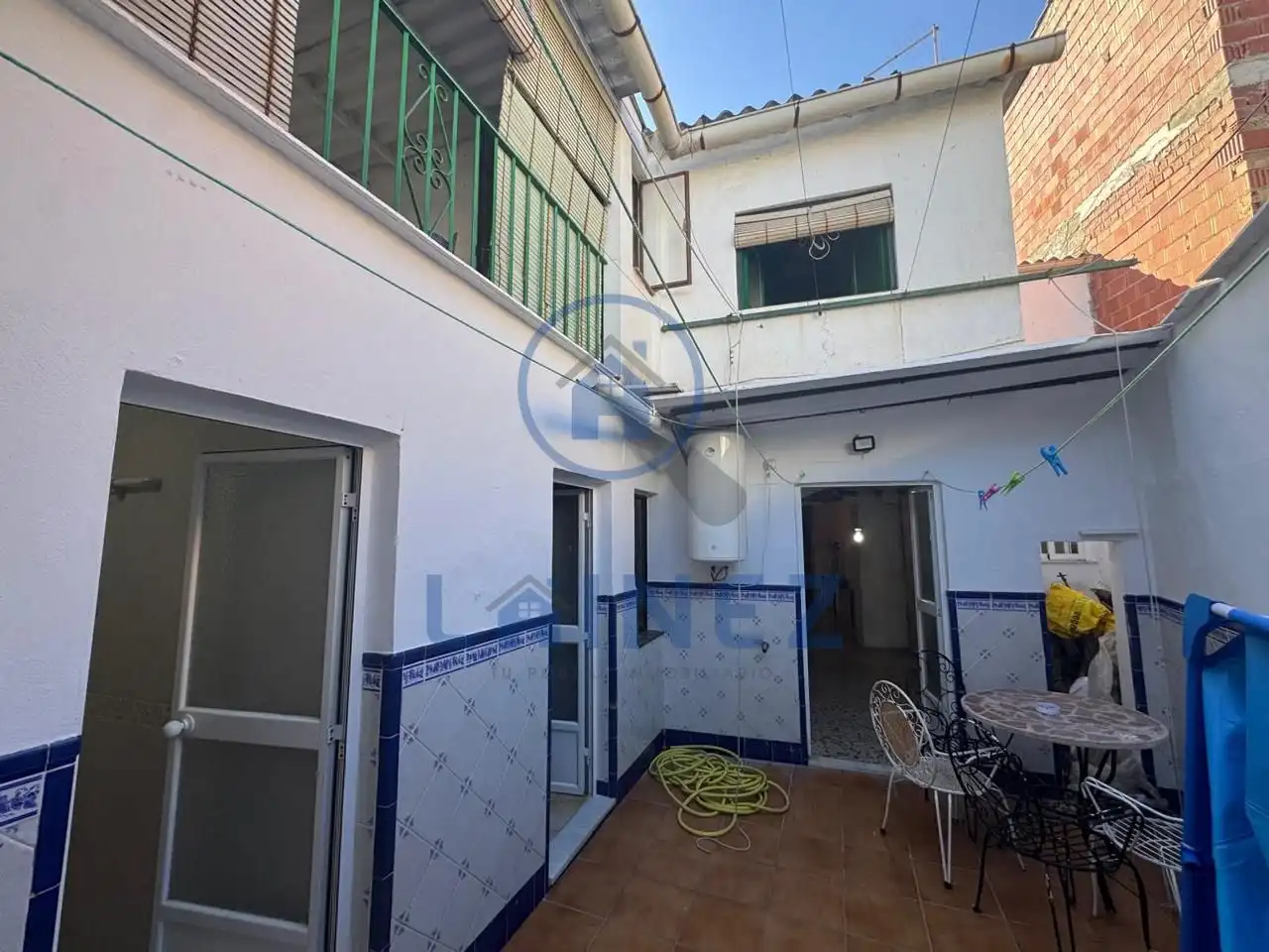 Vista exterior de Casa adosada en venda en Bujalance amb Aire condicionat, Terrassa i Traster