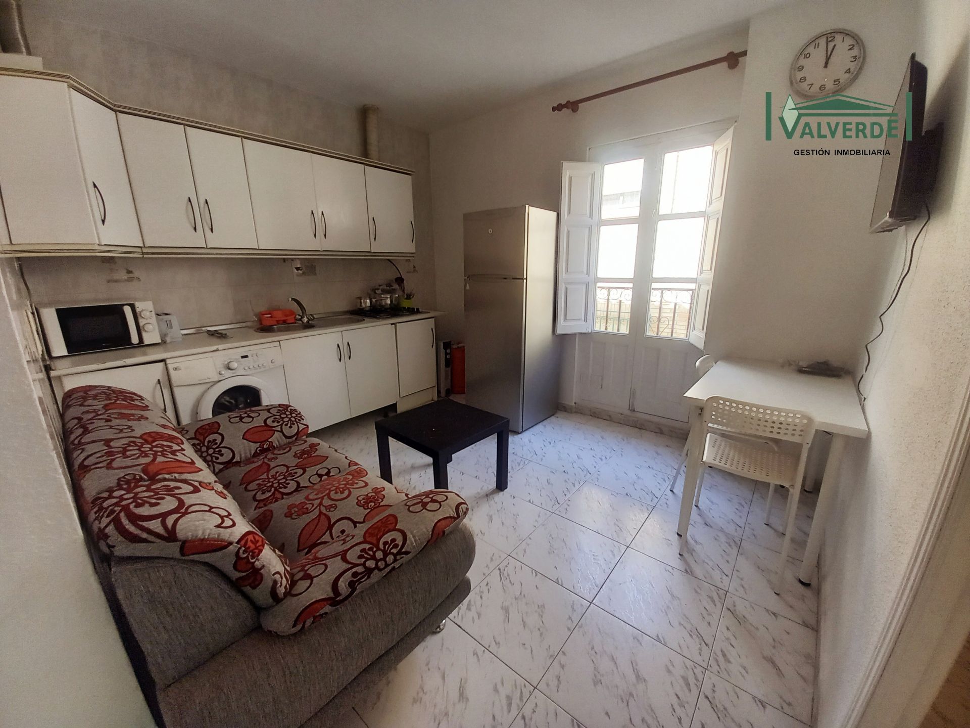 Cuina de Apartament de lloguer en  Granada Capital amb Moblat, Rentadora i Microones