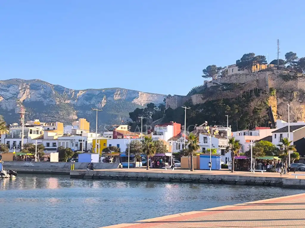 Vista exterior de Apartamento de alquiler en Dénia con Aire acondicionado, Jardín privado y Piscina