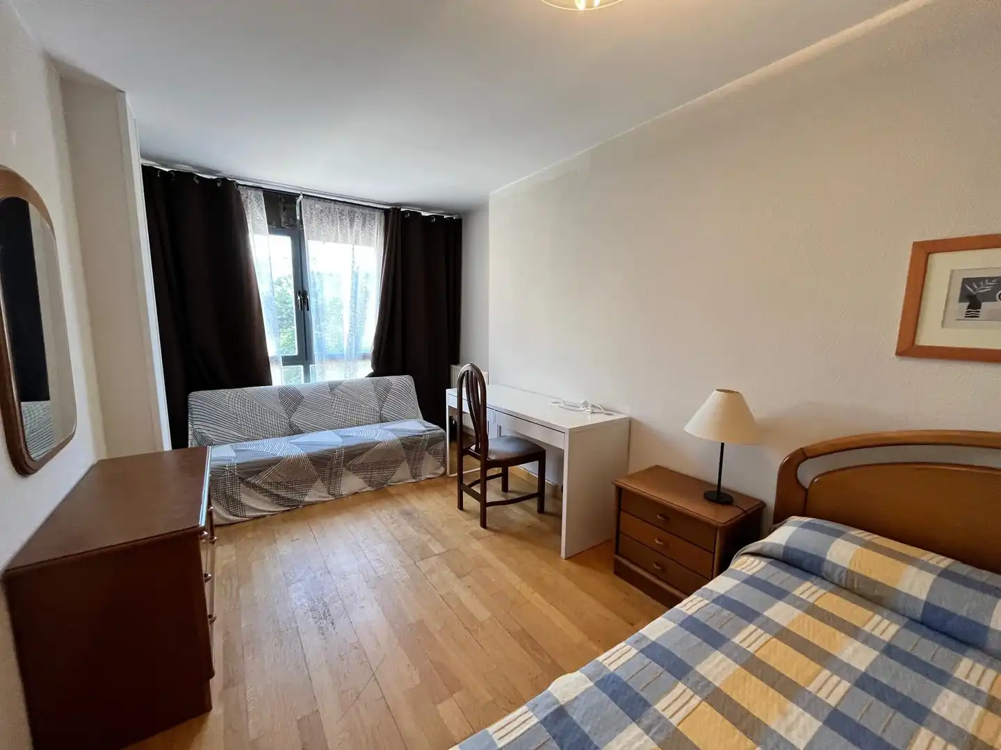 Dormitori de Apartament de lloguer en Burgos amb Calefacció, Parquet i Moblat