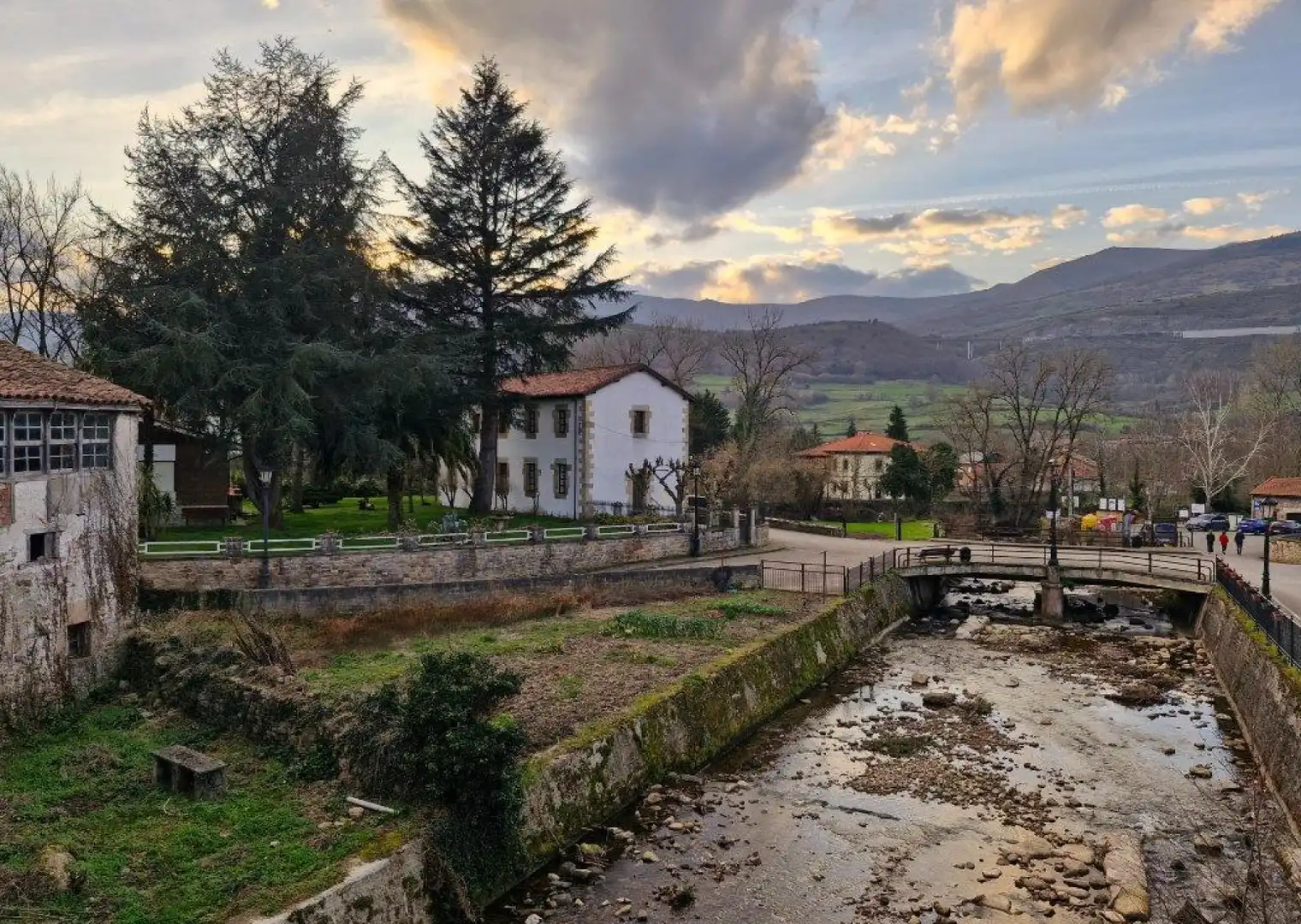 Vista exterior de Pis en venda en Bárcena de Pie de Concha amb Jardí privat, Parquet i Moblat