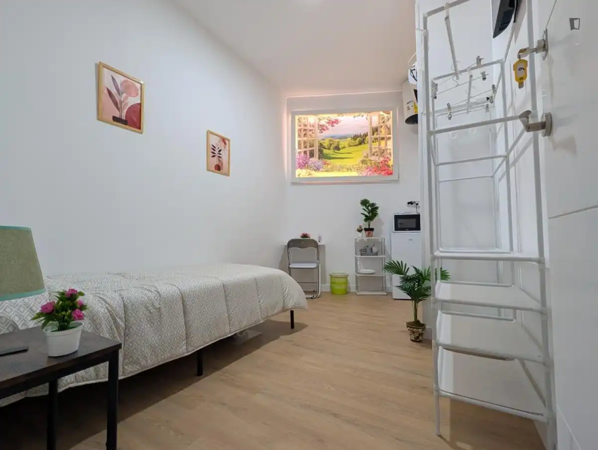 Dormitori de Apartament per a compartir en Madrid amb Moblat i Rentadora