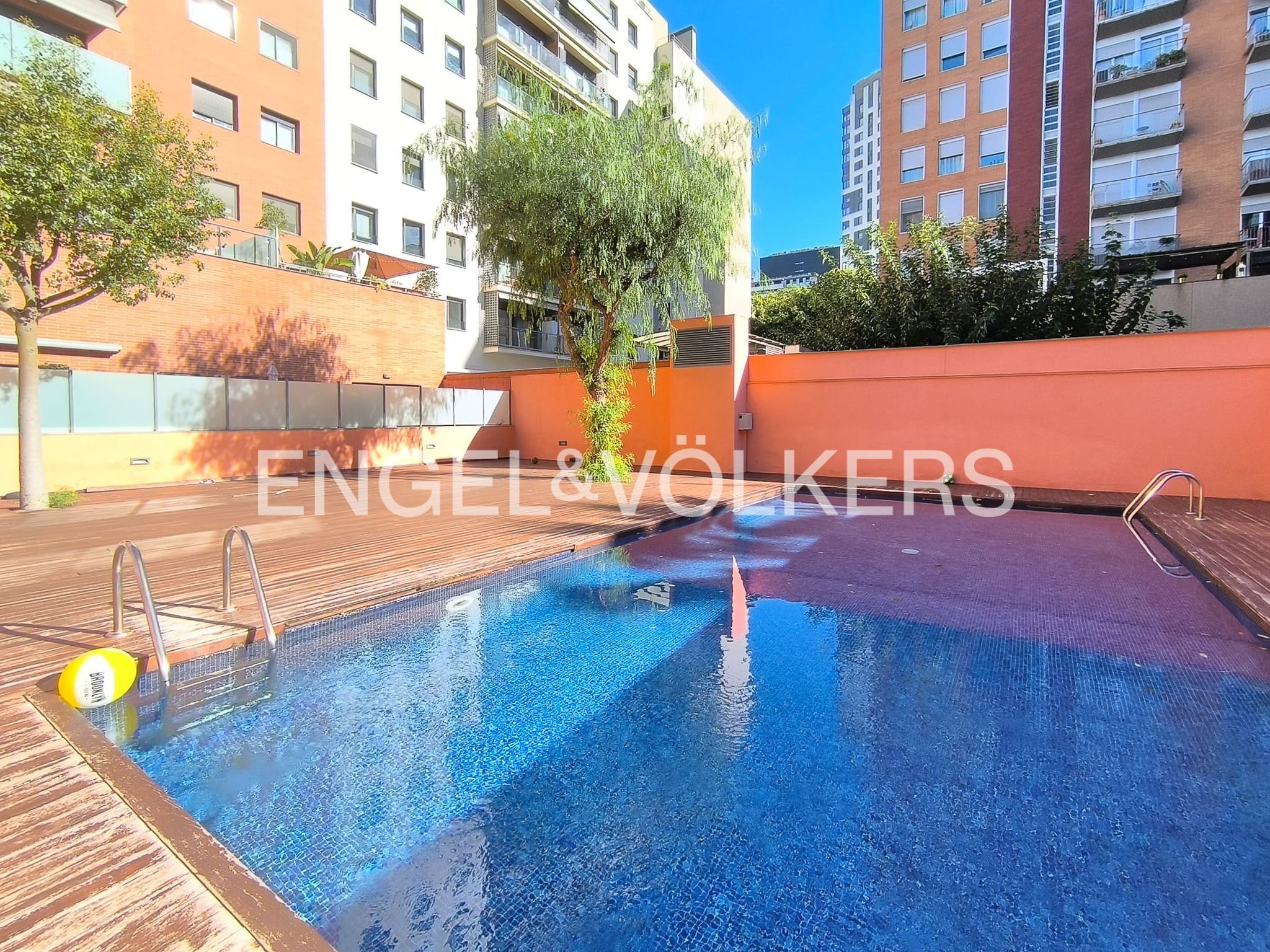 Swimming pool of Apartment to rent in  Barcelona Capital  with Air Conditioner, Heating and Terrace