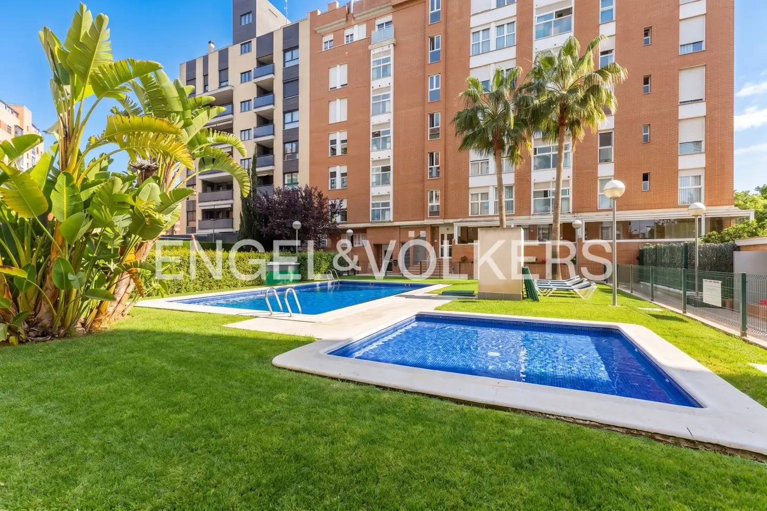 Außenansicht von Wohnung zum Verkauf in Valencia mit Klimaanlage, Heizung und Privatgarten