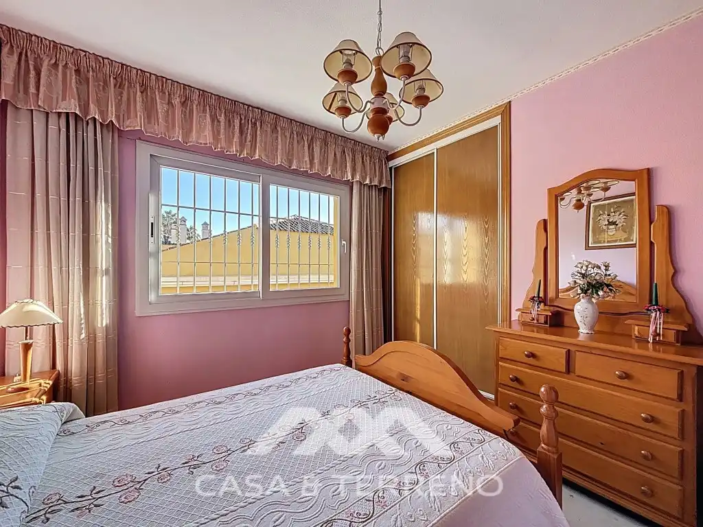 Dormitori de Casa adosada en venda en Vélez-Málaga amb Aire condicionat, Piscina i Microones