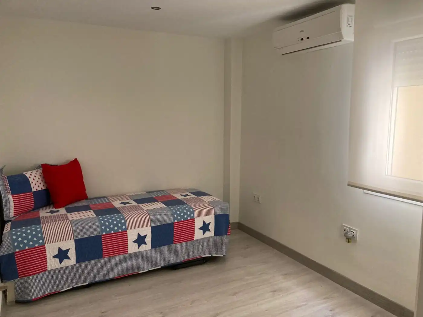 Dormitori de Pis de lloguer en Cádiz amb Aire condicionat, Calefacció i Moblat