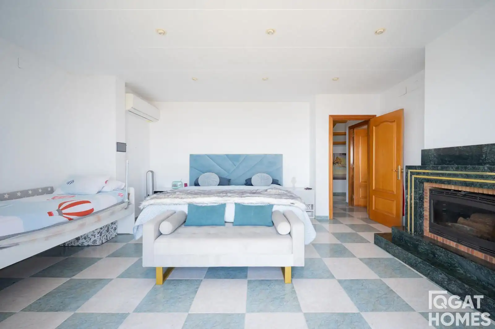 Dormitori de Casa o xalet en venda en Barcelona amb Aire condicionat, Calefacció i Jardí privat