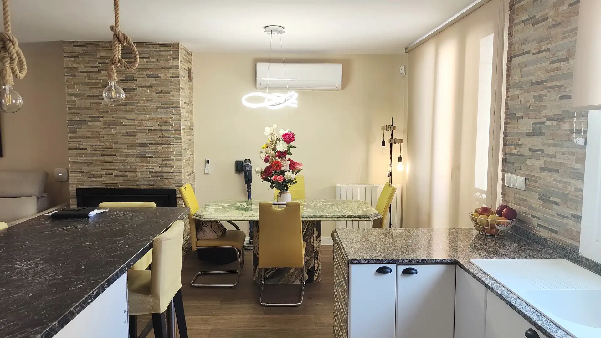 Esszimmer von Einfamilien-Reihenhaus zum Verkauf in Alcúdia mit Klimaanlage, Heizung und Privatgarten