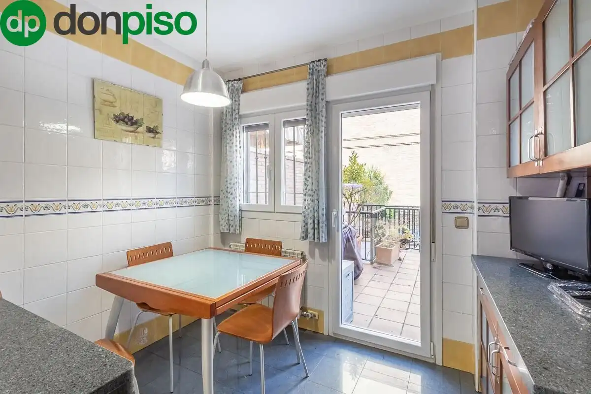 Cocina de Casa adosada en venta en Granada con Calefacción, Jardín privado y Terraza