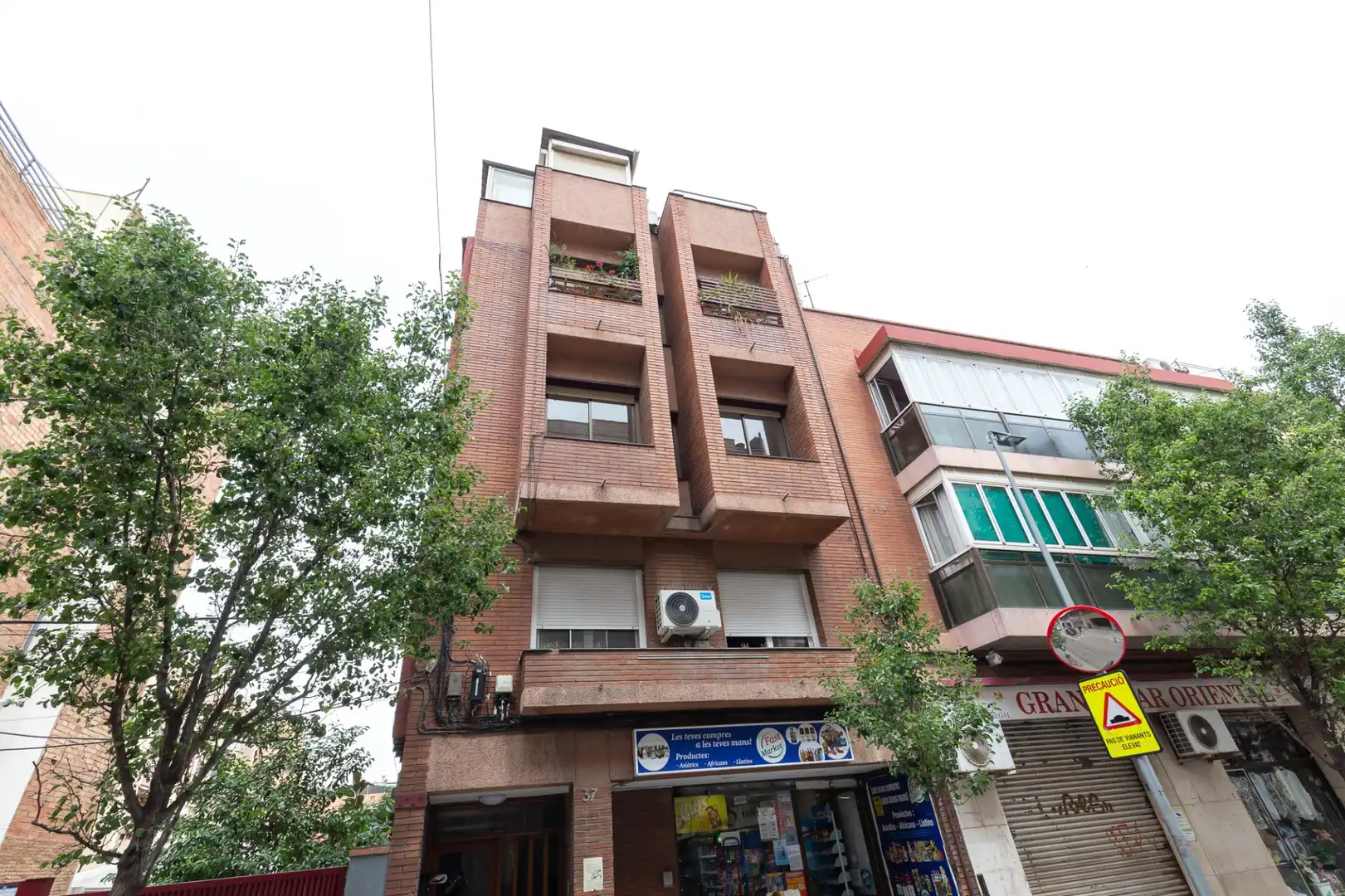 Vista exterior de Pis en venda en Esplugues de Llobregat amb Aire condicionat, Calefacció i Alarma
