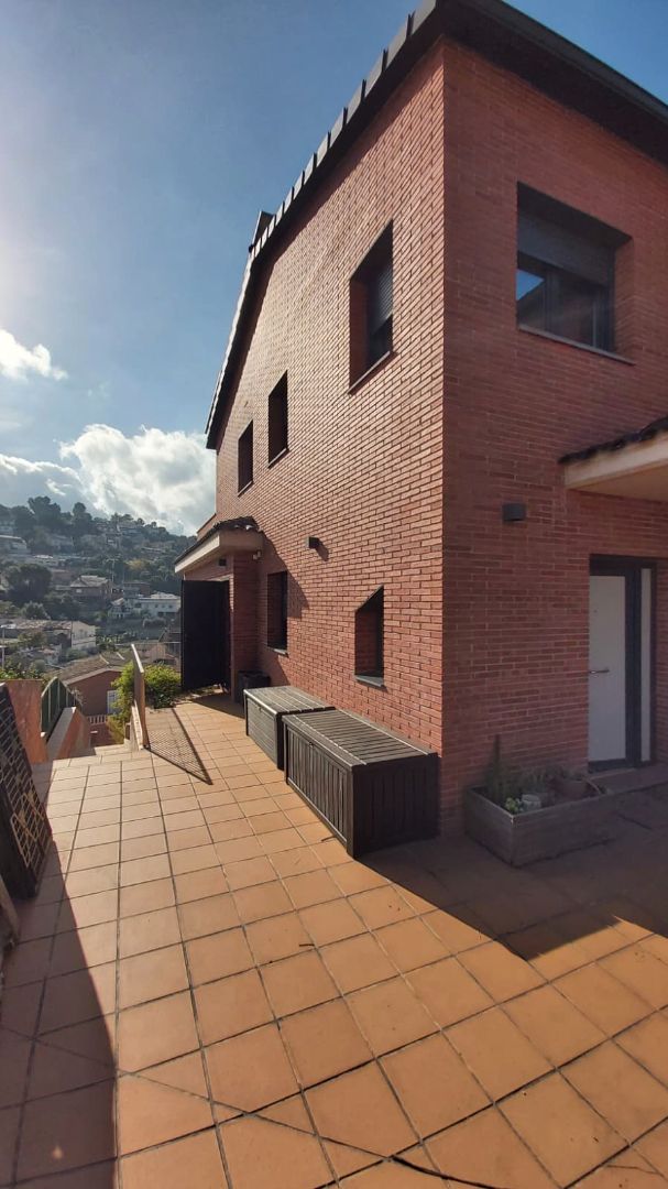 Vista exterior de Casa o xalet en venda en Cerdanyola del Vallès amb Jardí privat, Terrassa i Balcó