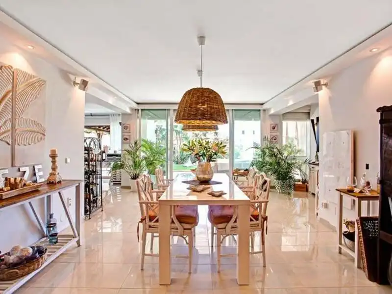 Menjador de Casa o xalet de lloguer en Marbella amb Aire condicionat, Jardí privat i Terrassa