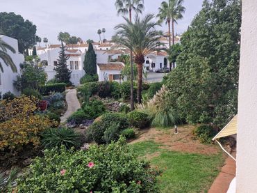 Pis amb piscina en venda a Aloha Pueblo 30