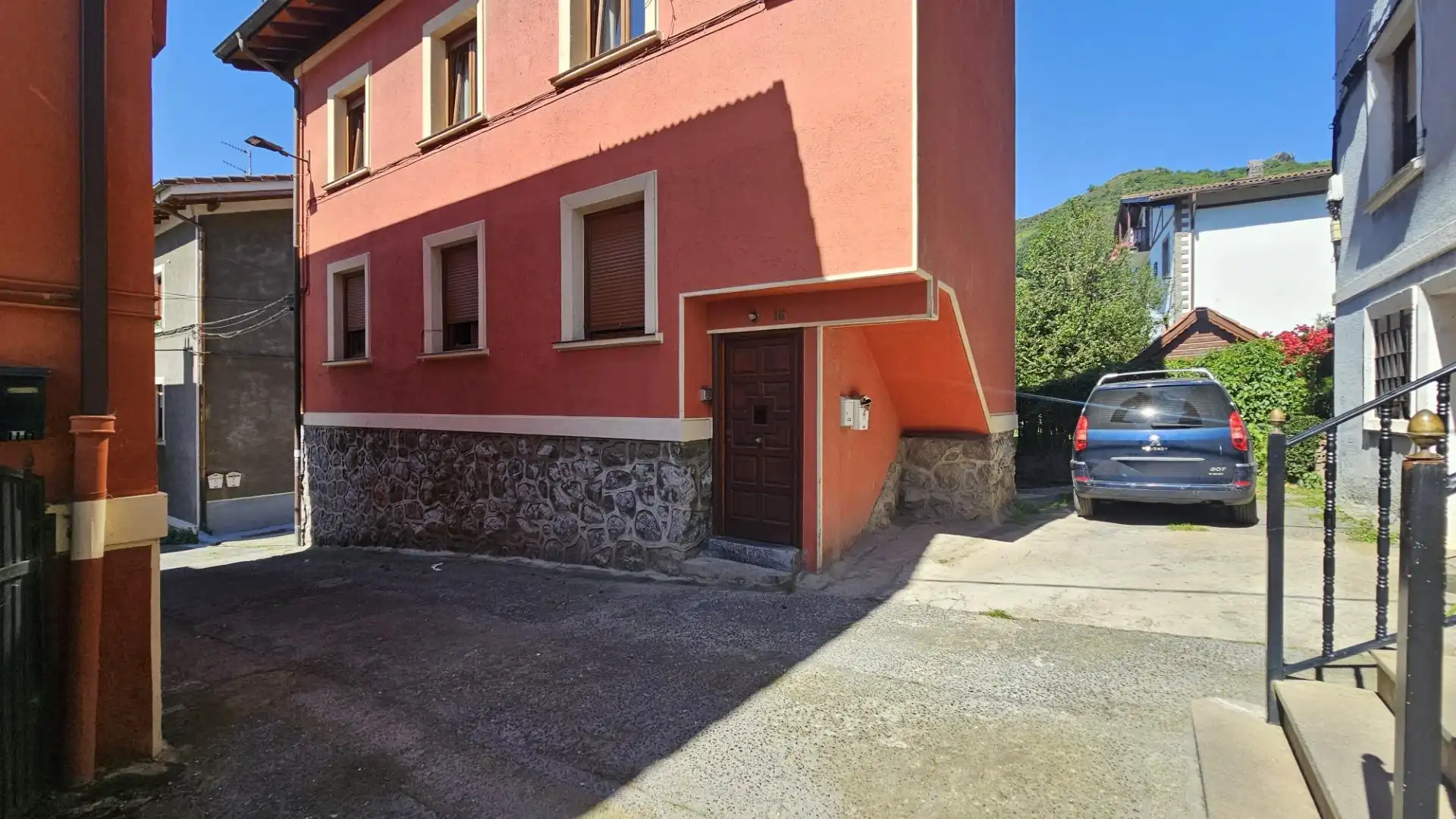 Vista exterior de Pis en venda en Alonsotegi amb Calefacció, Traster i Moblat