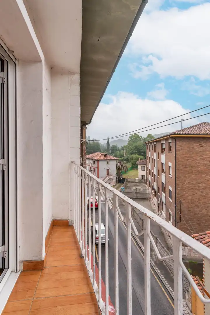 Terrassa de Pis en venda en Oviedo  amb Calefacció, Terrassa i Moblat