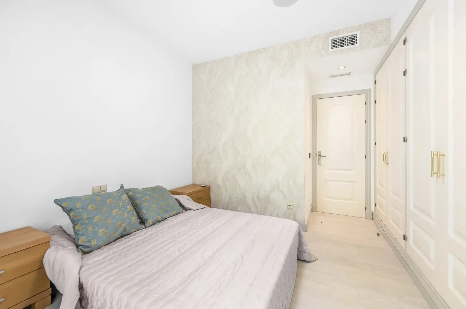 Dormitori de Planta baixa en venda en Estepona amb Aire condicionat, Jardí privat i Terrassa