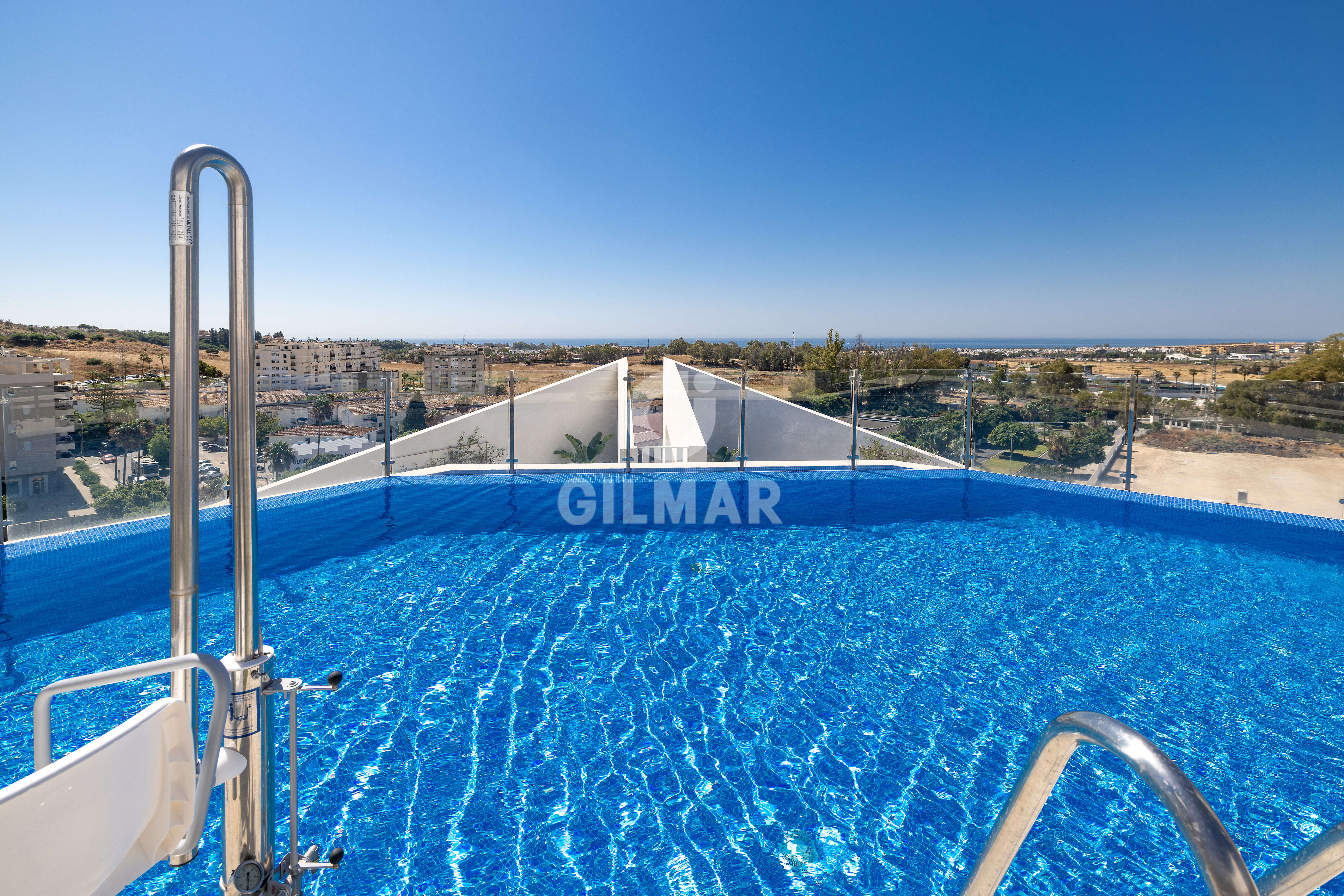 Piscina de Ático en venta en Marbella con Calefacción, Trastero y Piscina