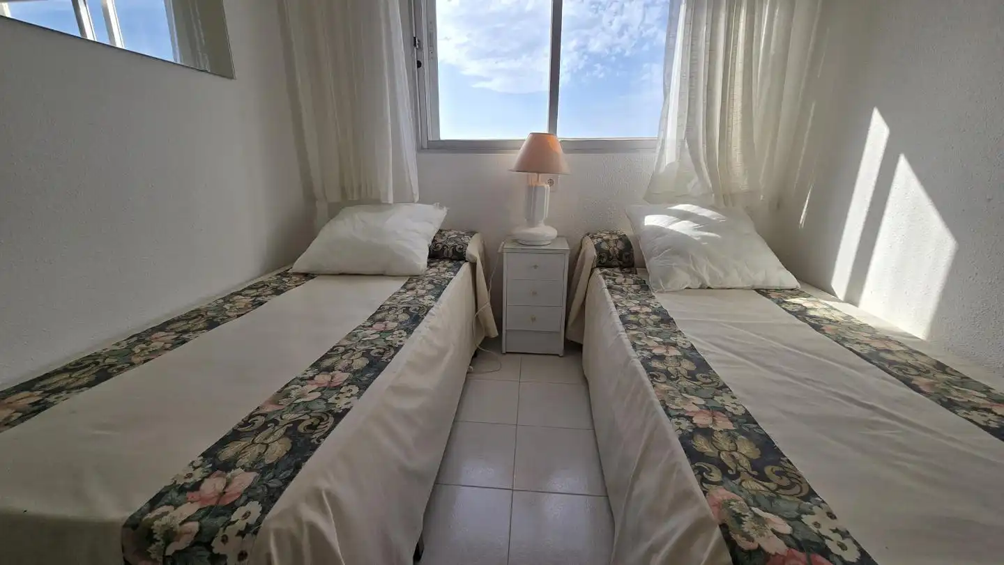 Dormitori de Apartament de lloguer en Gandia amb Terrassa, Moblat i Piscina comunitària