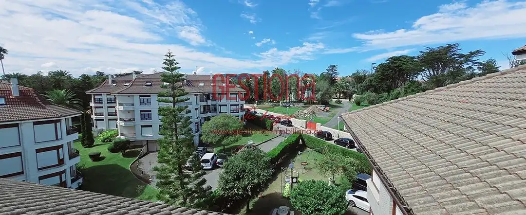Vista exterior de Ático en venta en Noja con Terraza, Balcón y Piscina comunitaria