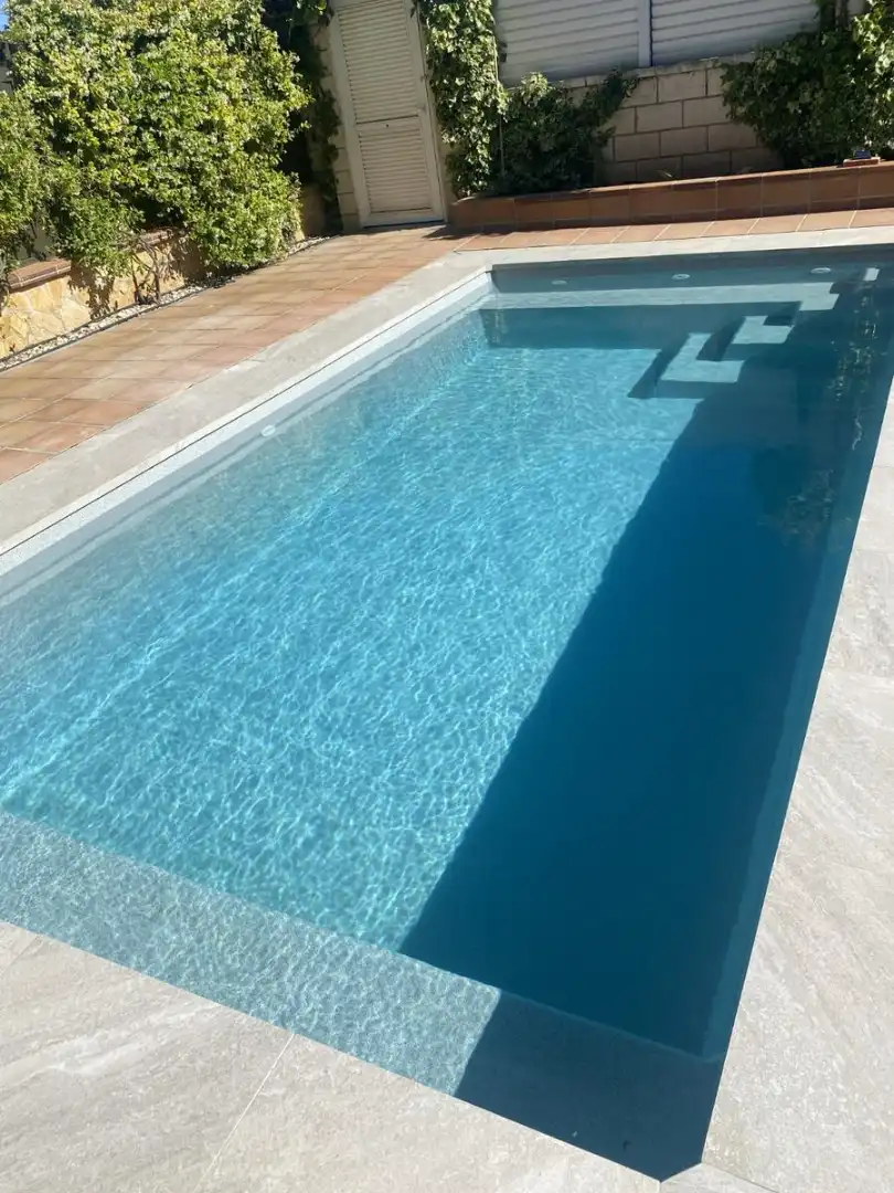 Schwimmbecken von Einfamilien-Reihenhaus zum Verkauf in Soria Capital  mit Heizung, Privatgarten und Terrasse