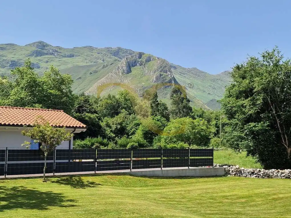 Vista exterior de Casa o xalet en venda en Llanes amb Calefacció, Jardí privat i Terrassa