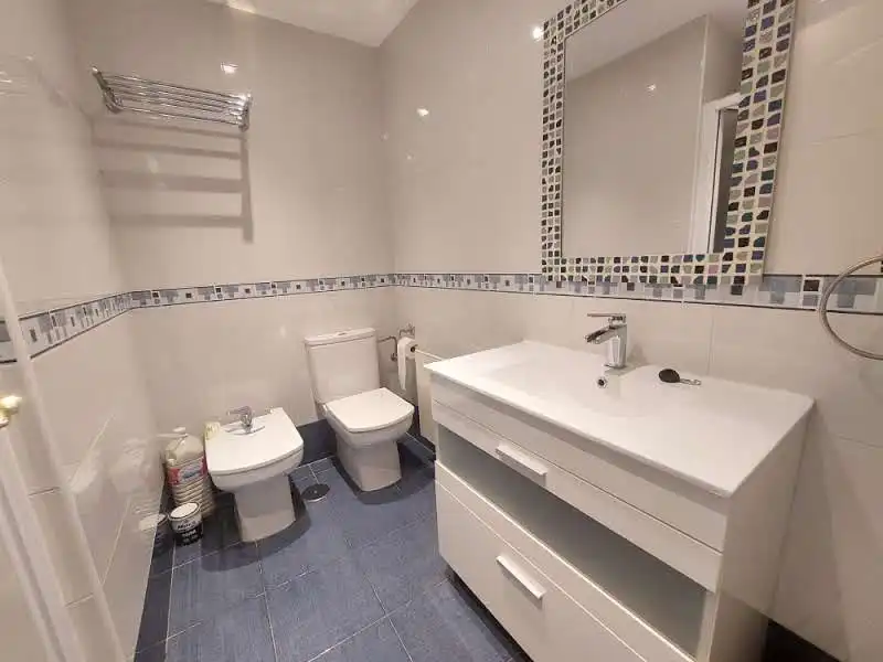 Badezimmer von Wohnung zum Verkauf in Pedrezuela mit Ofen, Waschmaschine und Mikrowelle