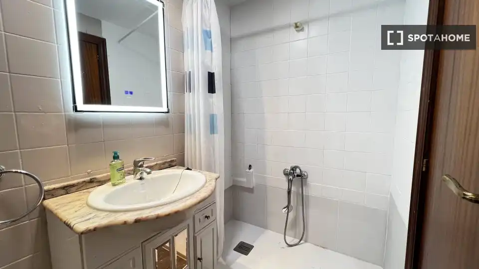 Bathroom of Flat for rent in Valencia  with Air Conditioner, Heating and Furnished