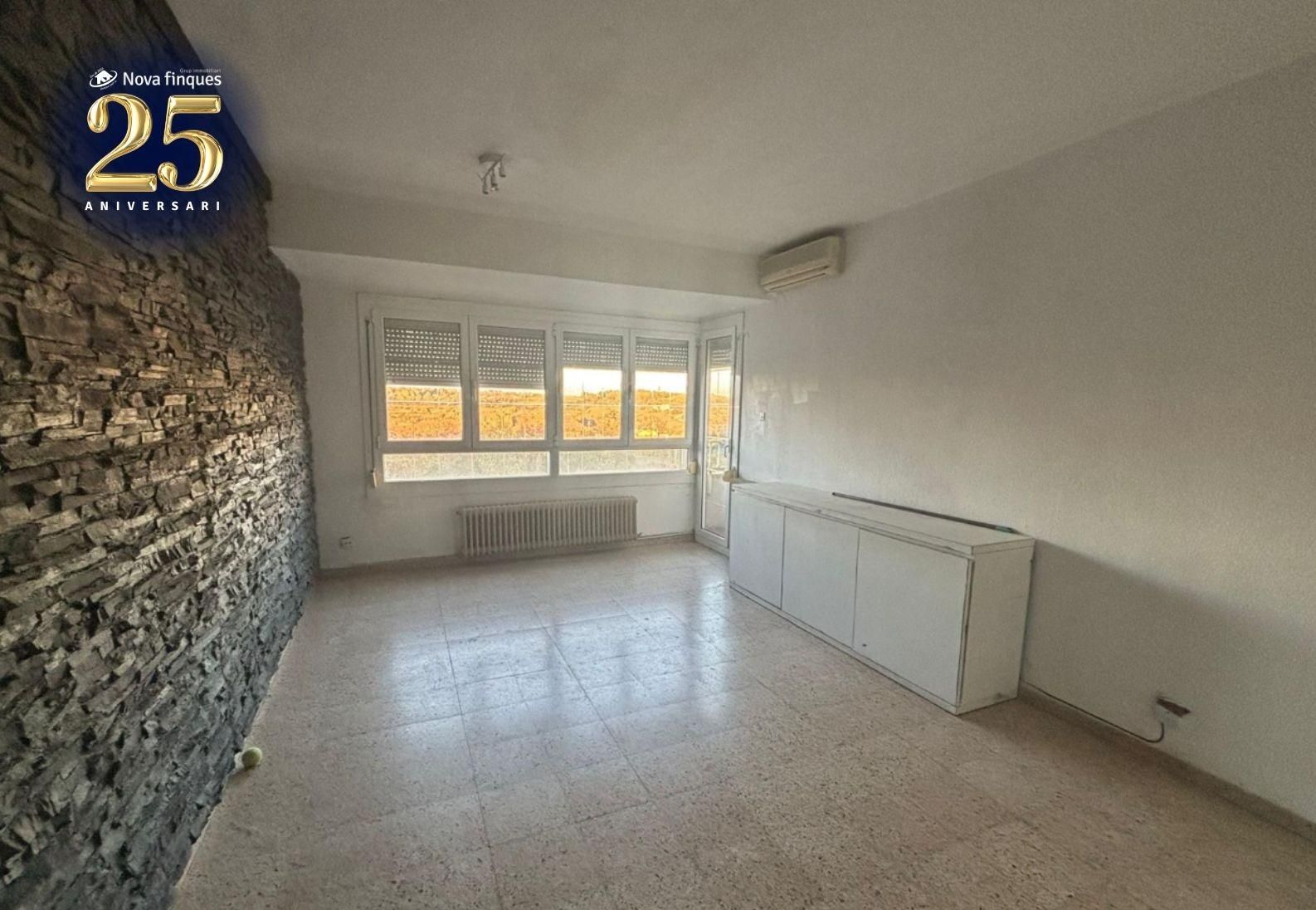 Living room of Flat for sale in Sabadell  with Heating, Terrace and Balcony