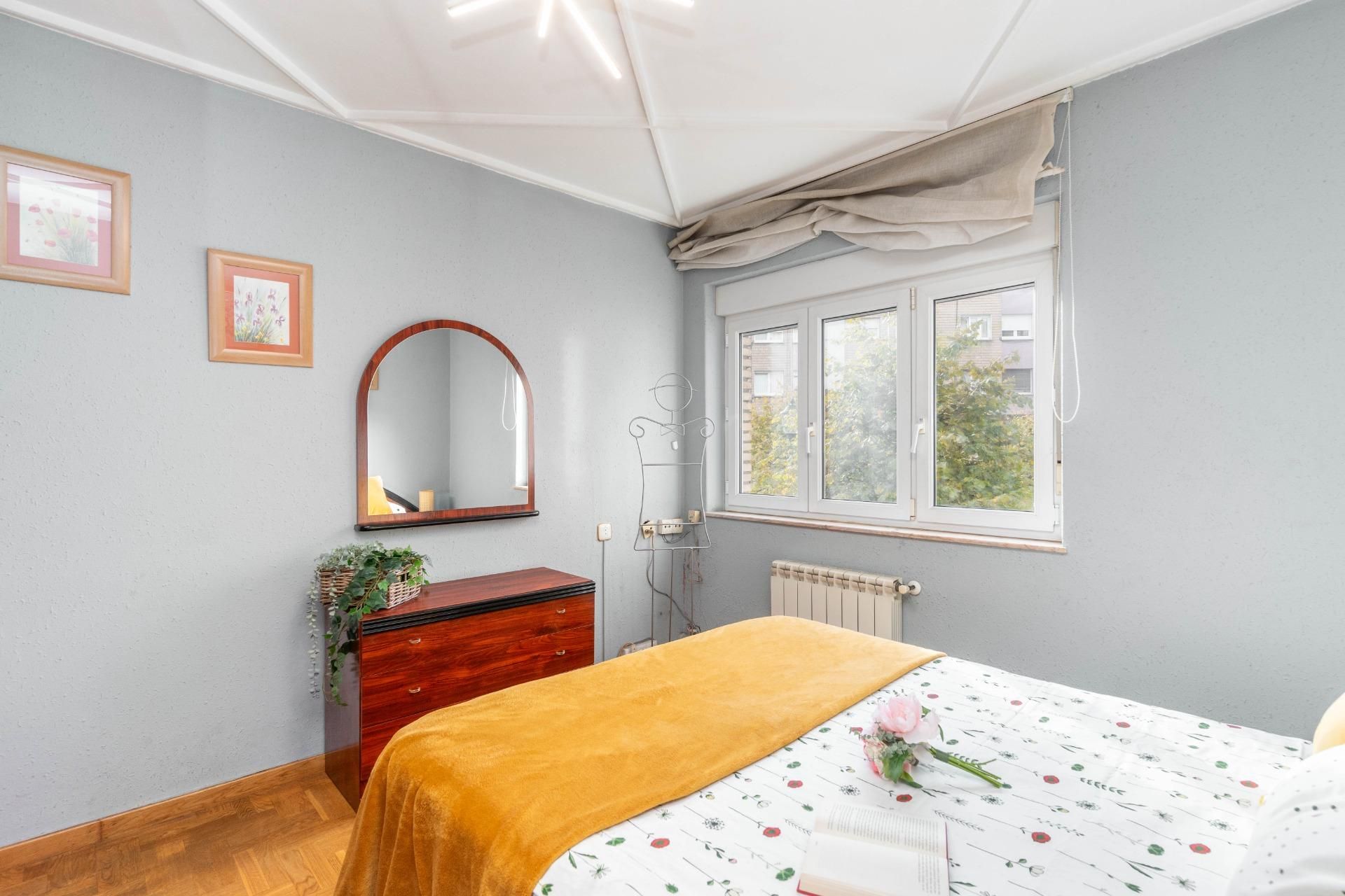 Dormitori de Pis en venda en Gijón  amb Calefacció i Jardí privat