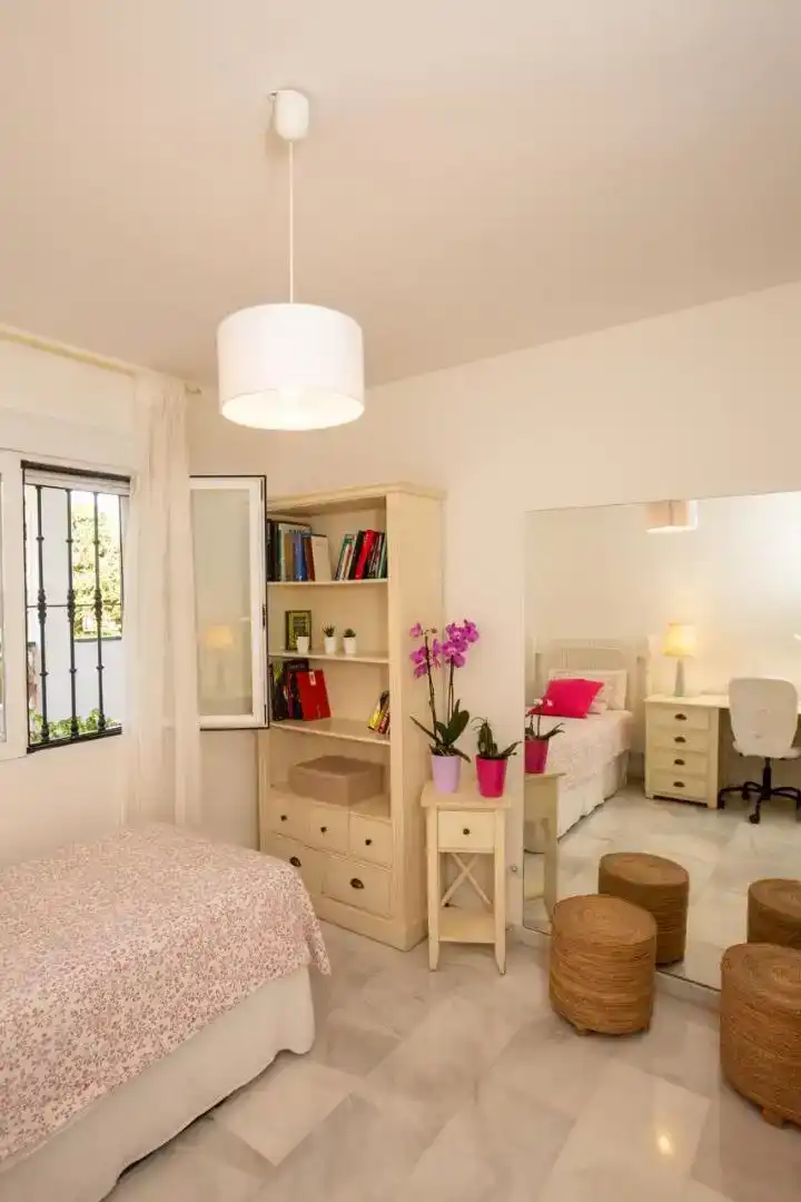 Dormitori de Apartament de lloguer en Marbella amb Aire condicionat, Piscina i Balcó