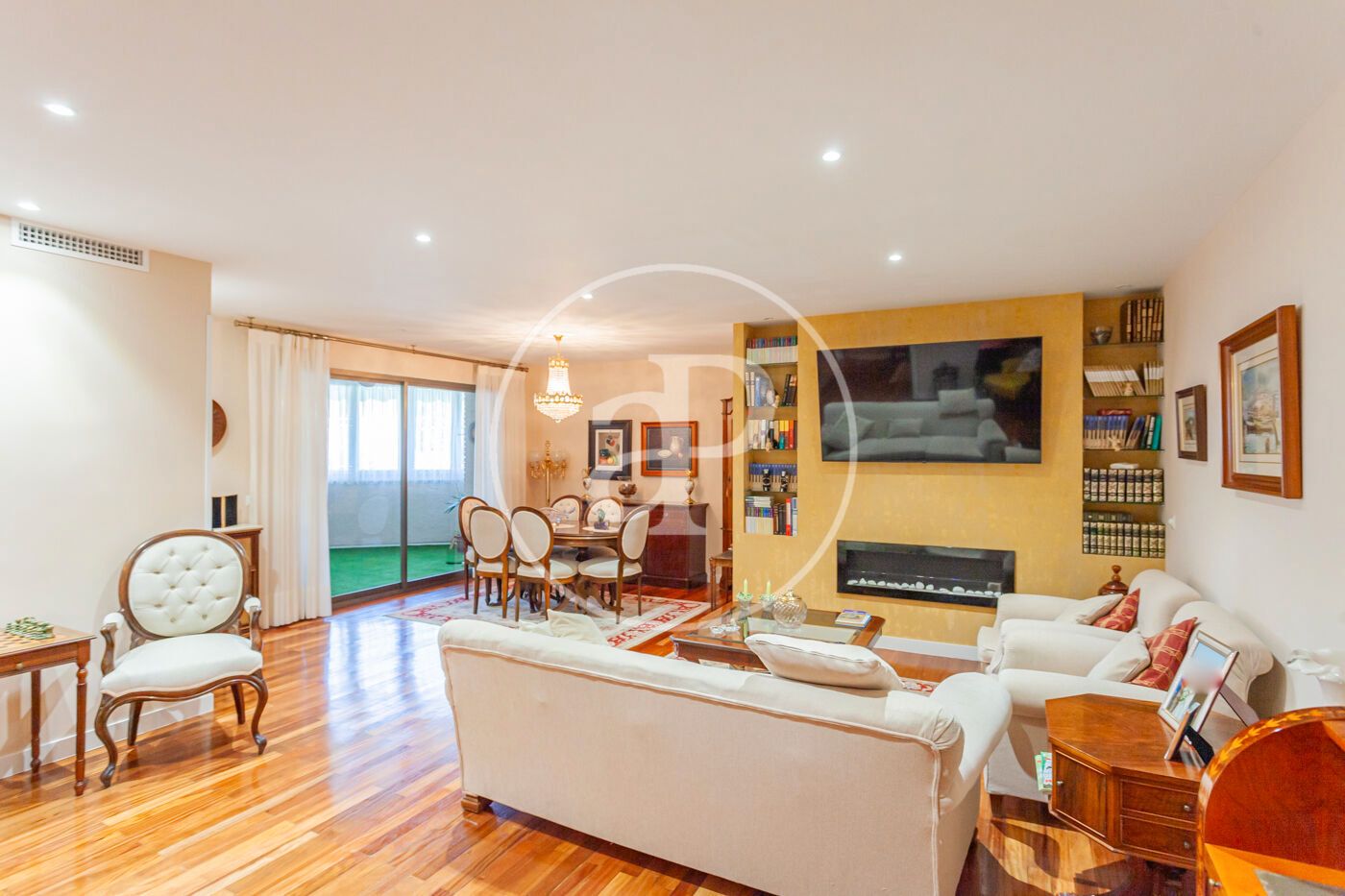 Living room of Flat for sale in Pozuelo de Alarcón  with Air Conditioner, Heating and Private garden