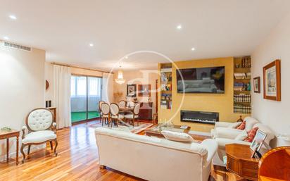 Living room of Flat for sale in Pozuelo de Alarcón  with Air Conditioner, Heating and Private garden