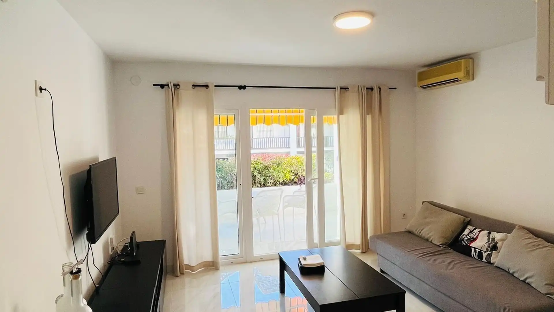 Sala de estar de Piso en venta en Fuengirola con Aire acondicionado, Jardín privado y Terraza