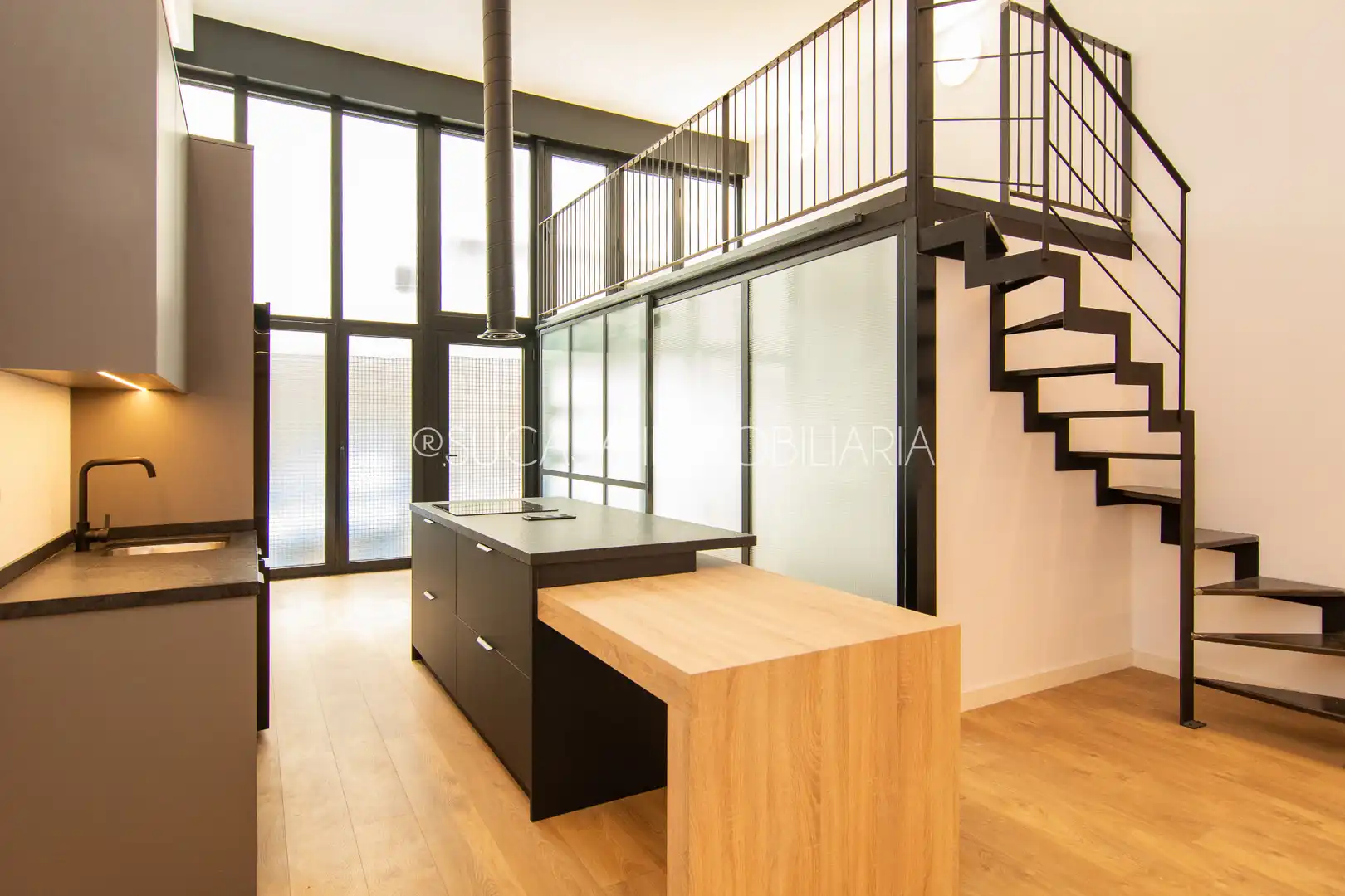 Cuina de Loft de lloguer en A Coruña Capital  amb Calefacció, Parquet i Forn