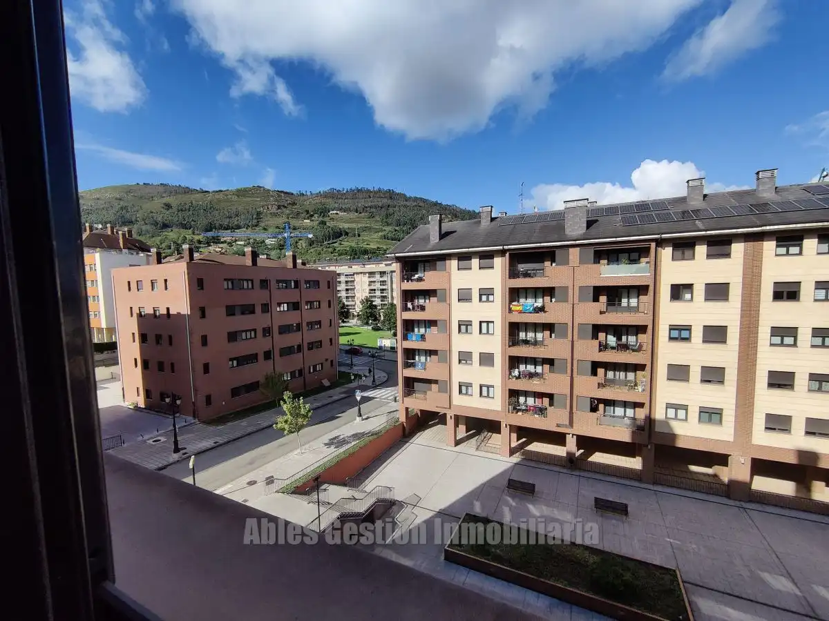 Vista exterior de Piso de alquiler en Oviedo  con Calefacción y Terraza