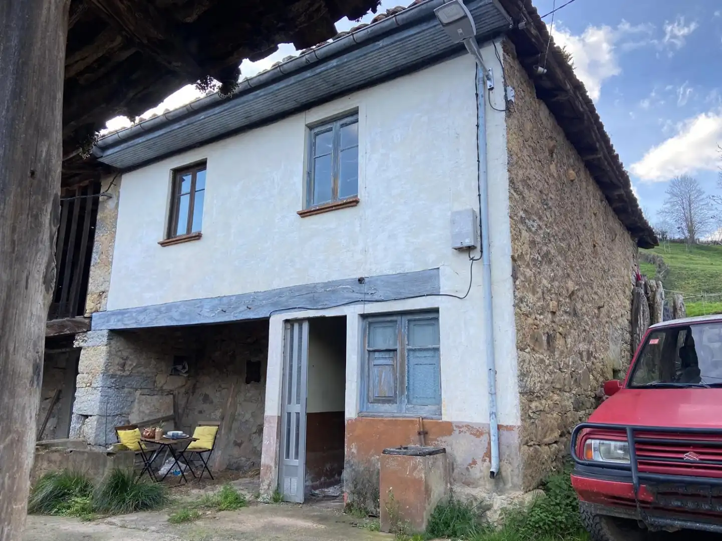 Außenansicht von Einfamilien-Reihenhaus zum Verkauf in Quirós