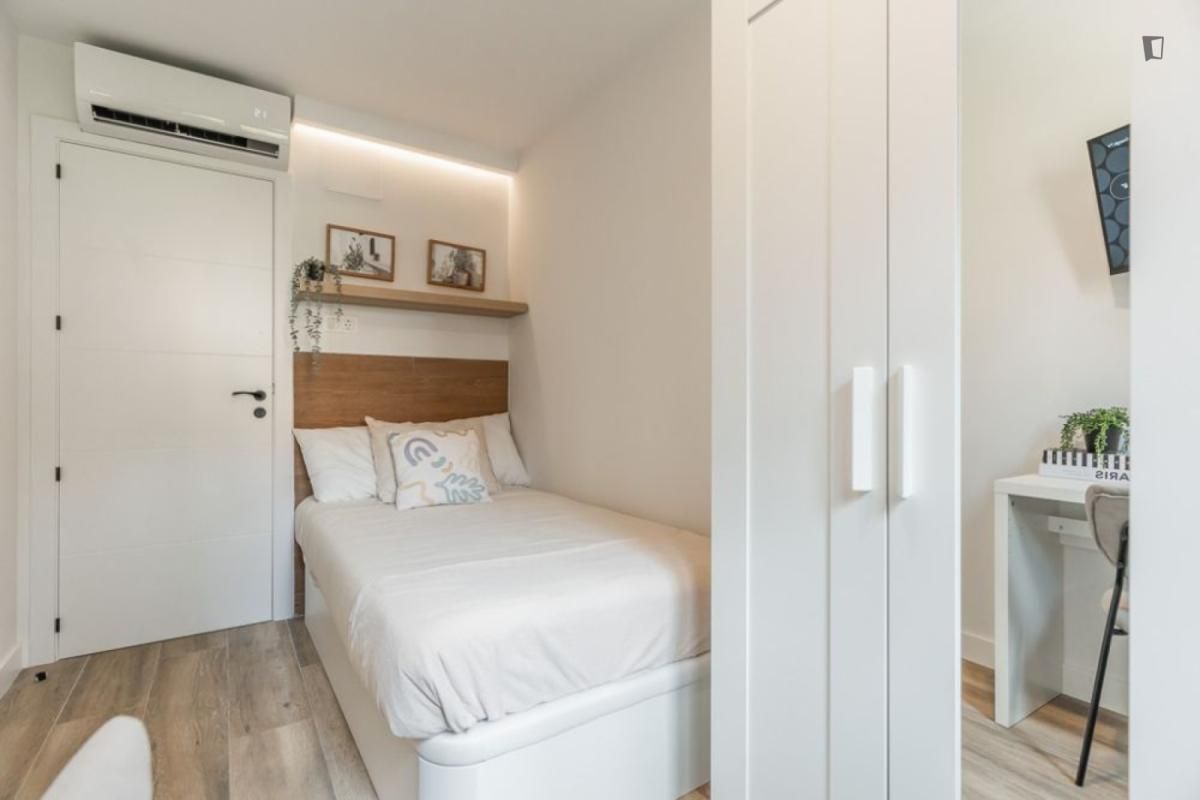 Bedroom of Apartment to share in  Madrid Capital  with Air Conditioner, Heating and Furnished