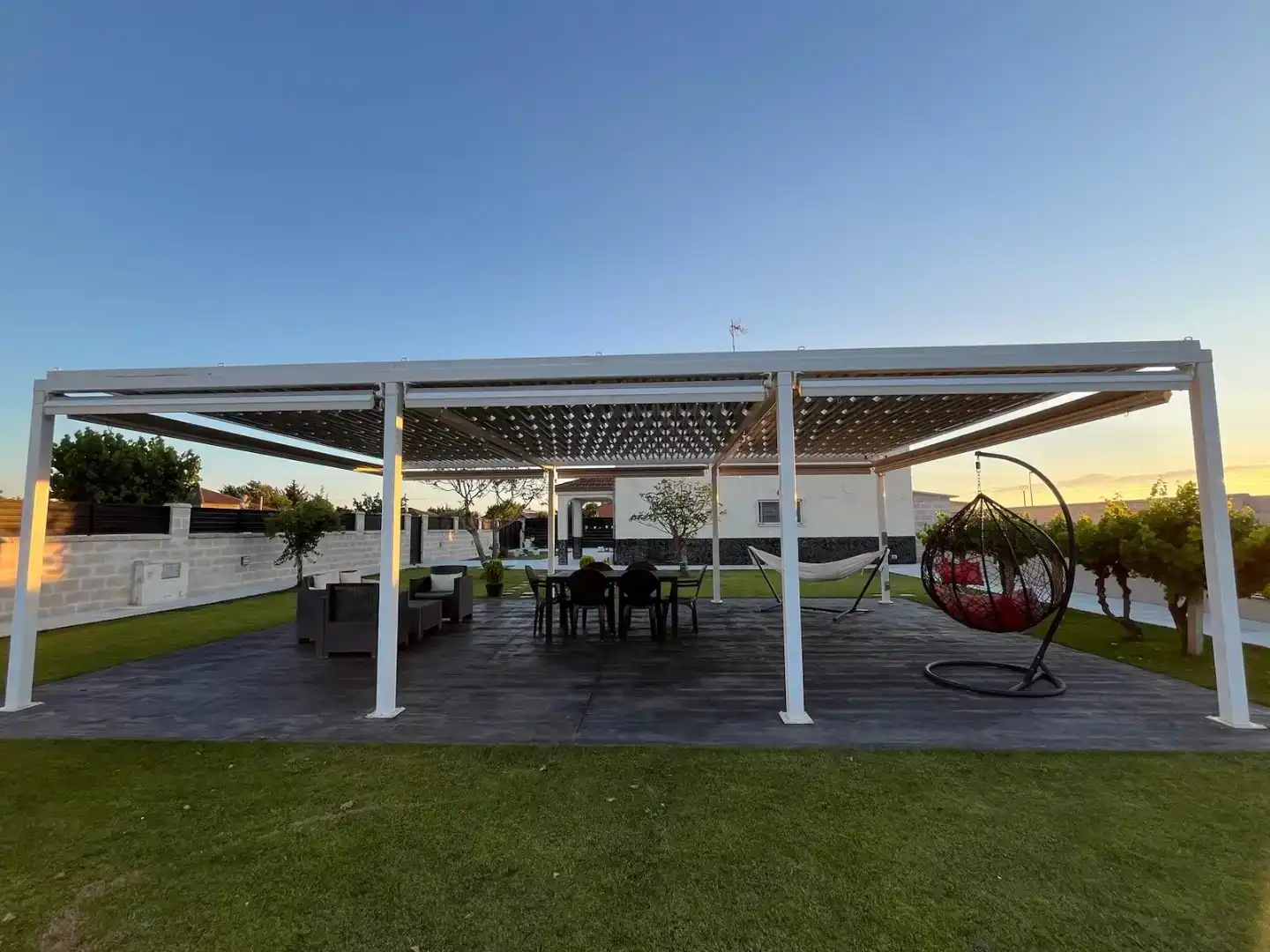Terraza de Casa o chalet de alquiler en Calvarrasa de Abajo con Jardín privado, Piscina y Amueblado
