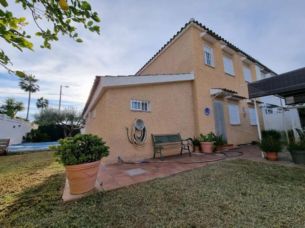 Vista exterior de Casa o xalet en venda en Castellón de la Plana / Castelló de la Plana amb Aire condicionat, Calefacció i Terrassa
