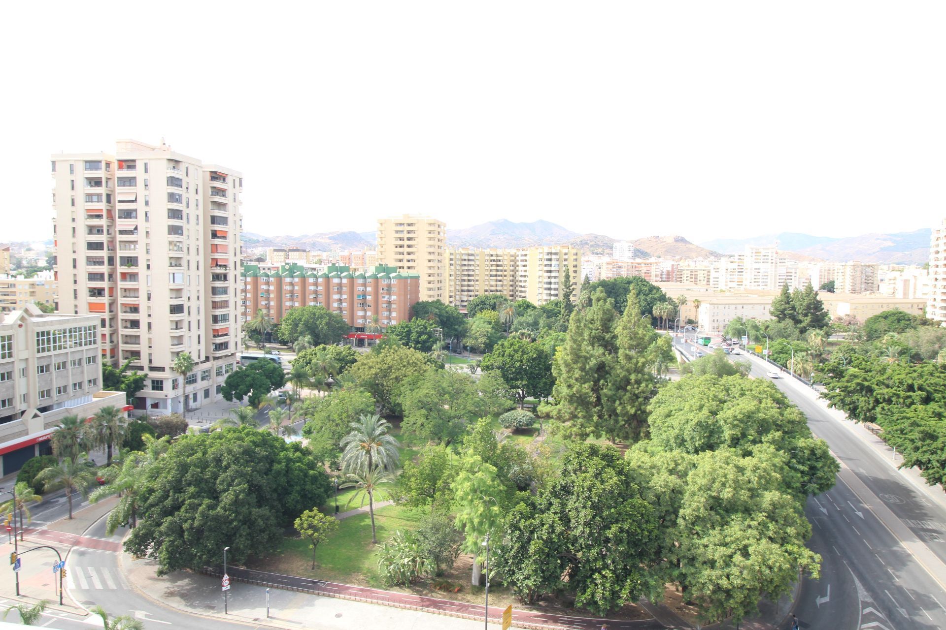 Vista exterior de Oficina de lloguer en Málaga Capital amb Aire condicionat, Terrassa i Moblat