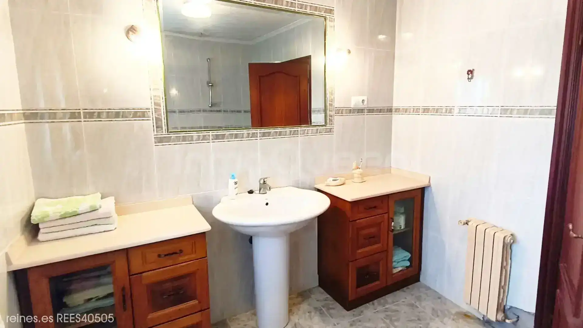 Badezimmer von Einfamilien-Reihenhaus zum Verkauf in Miengo mit Heizung und Privatgarten